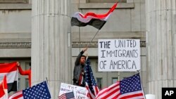 Entre los migrantes que no pudieron entrar a Nueva York y detenidos en el JFK figura un médico de Sudán que trabaja para un hospital en el distrito de Brooklyn.