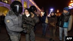 Cảnh sát Nga bắt một nhà hoạt động trong một cuộc biểu tình phản đối ở St. Petersburg hôm 8/12/11