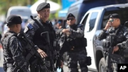 La policía custodia un colegio electoral durante las elecciones generales en San Salvador, El Salvador, el domingo 4 de febrero de 2024. AP