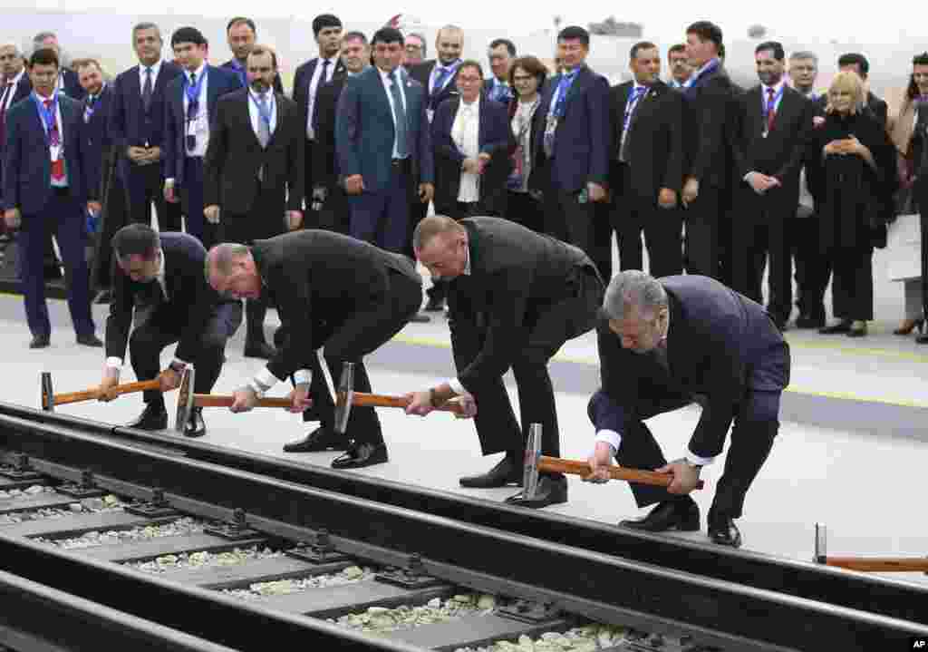 លោកប្រធានាធិបតីតួកគី Recep Tayyip Erdogan លោកប្រធានាធិបតីអាស៊ែបៃហ្សង់ Ilham Aliyev និងលោកនាយករដ្ឋមន្ត្រីហ្សកហ្ស៊ី Ilham Aliyev សម្ពោធផ្លូវរថភ្លើង Baku-Tbilisi-Kars នៅក្នុងក្រុង Baku ប្រទេសអាស៊ែបៃហ្សង់។