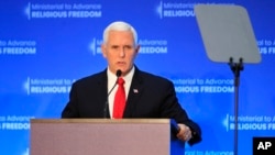 El vicepresidente de EE.UU., Mike Pence, en el cierre de una conferencia de tres días sobre libertad religiosa en el Departamento de Estado. Washington, 26 de julio de 2018. El vicepresidente dijo que el régimen de Daniel Ortega está librando una guerra contra la iglesia en Nicaragua.