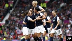 La futbolista estadounidense Abby Wambach celebra junto a su equipo la victoria frente a Corea del Norte en lso Juegos Olímpicos de Londres 2012.