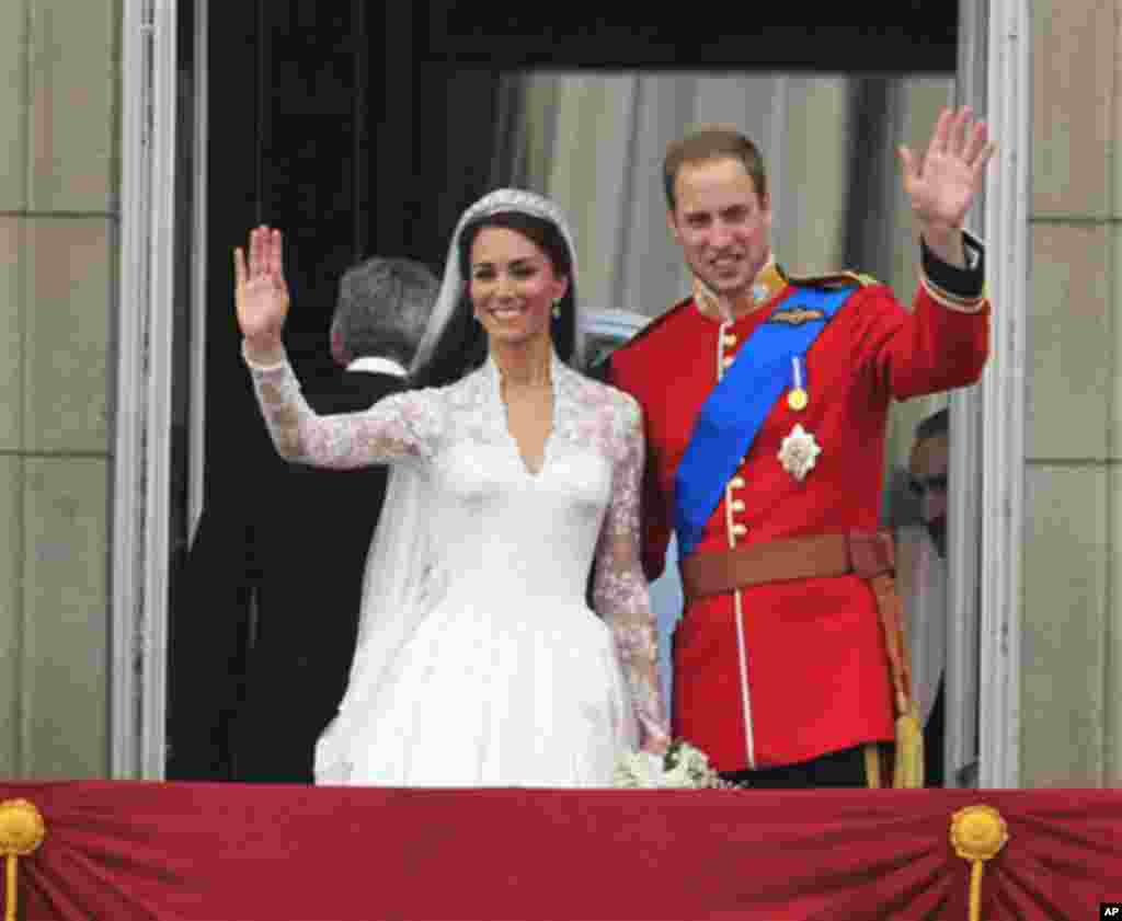 Britain's Prince William and his wife Kate, Duchess of Cambridge wave from the balcony of Buckingham Palace after the Royal Wedding in London, April 29, 2011 (AP Photo/Matt Dunham)