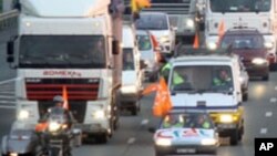 Matuka manyan motocin dakon kaya suka cika kan manyan hanyoyin faransa domin nuna rashin amincewarsu da shirin garambawul din fansho.