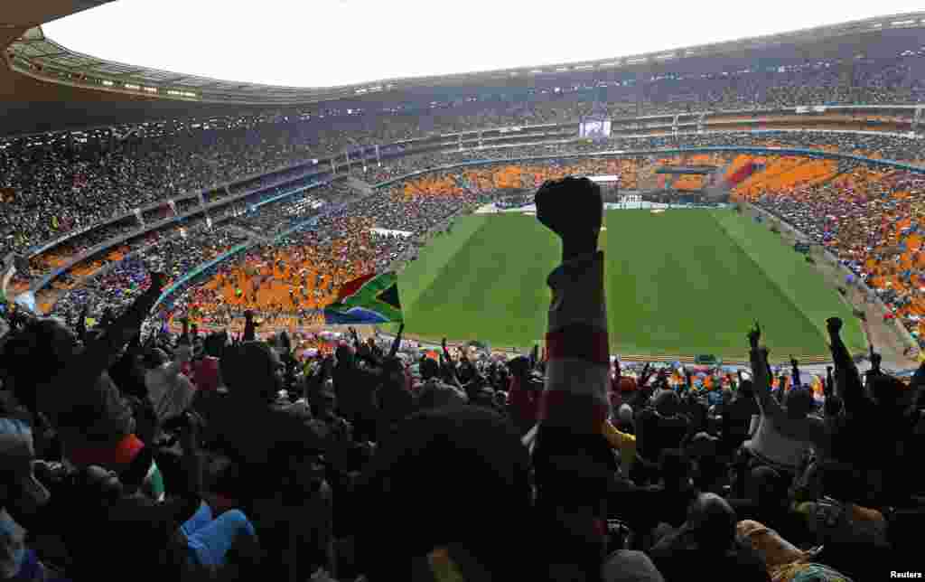 People cheer as U.S. President Barack Obama speaks at the FNB Stadium during the memorial service for Nelson Mandela in Johannesburg, Dec. 10, 2013. 