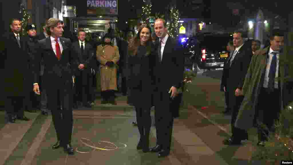 Le prince William, duc de Cambridge, et son épouse Catherine, duchesse de Cambridge, arrivent à l&#39;hôtel Carlyle à New York, le 7 décembre 2014.