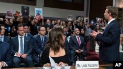 Izvršni direktor Mete Mark Zuckerberg obraća se građanima koji su prisustvovali pretresu u Senatu (Foto: AP/Jose Luis Magana)