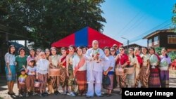 ຍານາງເພັດ (ແພບ່ຽງສີແດງຖືກະຕ່າ)ໃນພິທີເຮັດກອງບວດຂອງນ້ອງຊາຍບວດ (ຊຸດຂາວ) ແລະແມ່