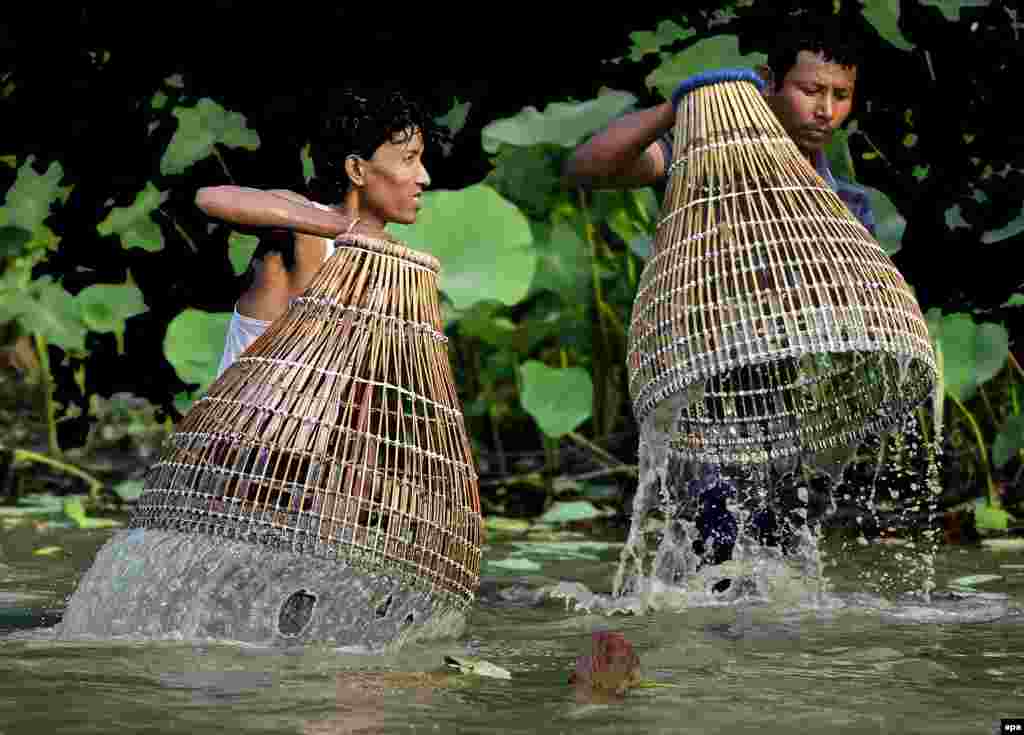 Penduduk desa di India mengambil bagian dalam acara memancing bersama di desa Mayong, distrik Morigaon, negara bagian Assam.