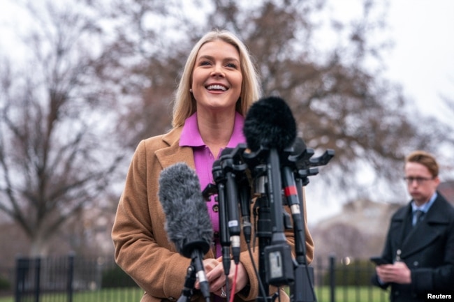 Juru Bicara Gedung Putih Karoline Leavitt berbicara dengan para wartawan di luar Gedung Putih, Washington, D.C., Amerika Serikat, 14 Maret 2025. (Nathan Howard/REUTERS)