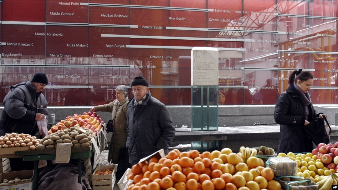 Zida sa imenima žrtava na pijaci Markale
