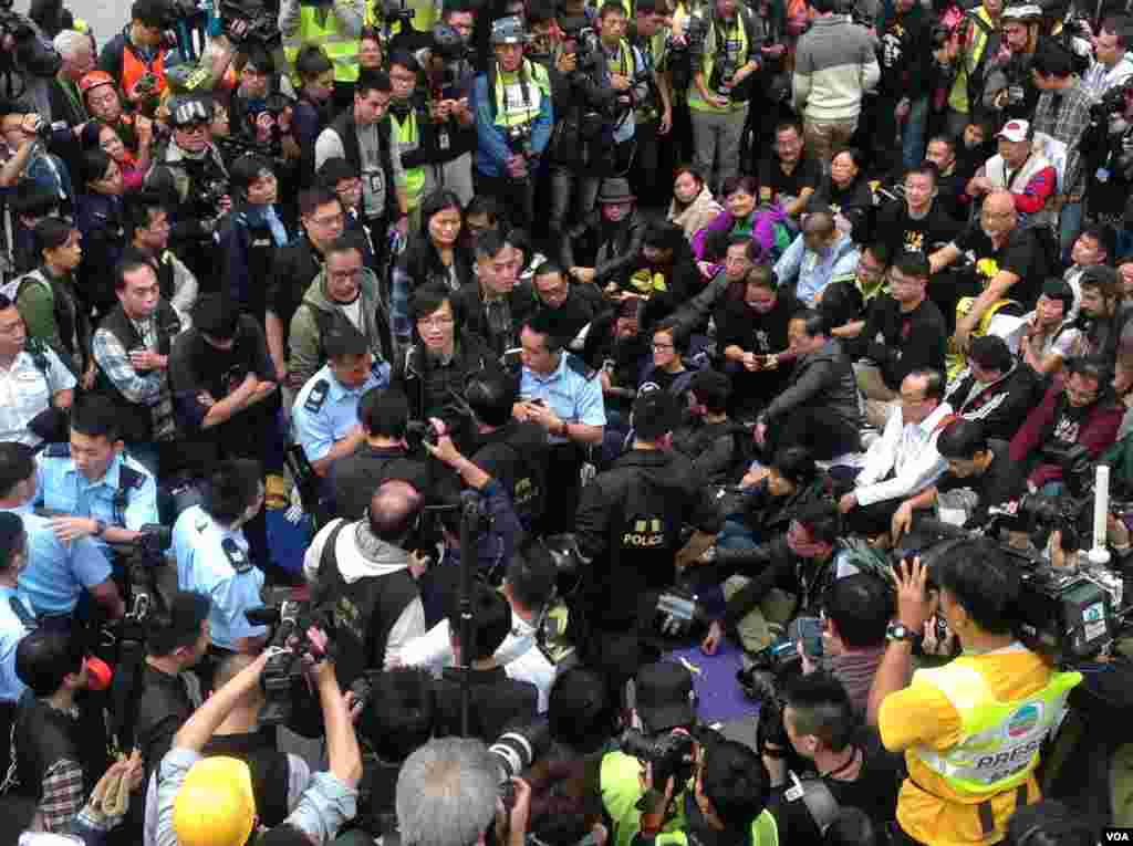 香港警方12月11日全面清场金钟占领区（美国之音海彦拍摄）