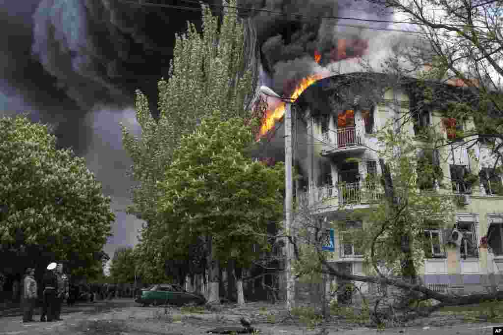 A police station is burning while fighting between government forces and insurgents has left several people dead, in Mariupol, eastern Ukraine, May 9, 2014. 