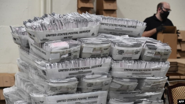加州洛杉矶一个邮寄选票处理中心内等待处理的大量邮寄选票。（2020年10月28日）