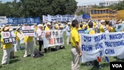 法輪功學員聚集在美國首都華盛頓的國會山前面，譴責中國迫害法輪功學員