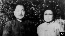 历史照片：邓小平夫妇在江西下放的时候。(1972年)