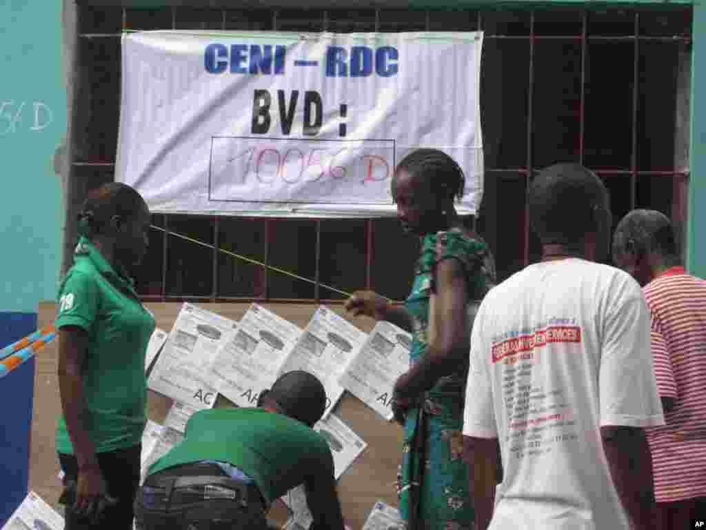 Un bureau de vote a Kinshasa RDC 28 novembre 2011 NICOLAS PINAULT VOA1