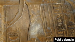 Hàng chữ '‘Đinh Cẩm Hạo đã tới đây’ bằng tiếng Trung Quốc viết trên tác phẩm điêu khắc cổ 3500 năm tại ngôi Đền Luxor ở Ai Cập.