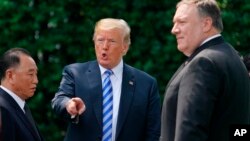 Le président Donald Trump s'entretient avec Kim Yong Chol, ancien chef des renseignements militaires de la Corée du Nord et l'un des proches collaborateurs du leader Kim Jong Un, après leur rencontre au bureau ovale de la Maison Blanche à Washington, le 1er juin 2018.