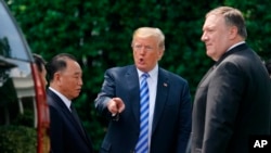 Le président Donald Trump avec Kim Yong Chol, à gauche, ancien chef des services de renseignement de l'armée nord-coréenne et l'un des collaborateurs les plus proches du chef Kim Jong Un, et Mike Pompeo la Maison-Blanche à Washington, le vendredi le 1juin 2018.