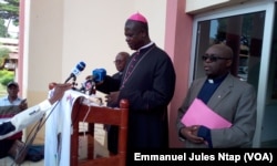 Monseigneur Samuel Kleda, président de la conférence épiscopale nationale du Cameroun lors du point de presse ce 14 juin 2017 à Yaoundé. (VOA/Emmanuel Jules Ntap)