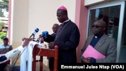 Mgr Samuel Kleda, président de la conférence épiscopale nationale du Cameroun lors d'un point de presse à Yaoundé, le 14 juin 2017. (VOA/Emmanuel Jules Ntap)