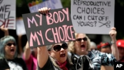 مسلۀ سقط جنین، از دیر زمان یکی از مسایل داغ مورد بحث بوده و مخالفان و موافقان خود را داشته است