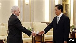 Menteri Pertahanan AS, Robert Gates saat bertemu Presiden Hu Jintao di Beijing, 11 Januari 2011.