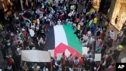 ARCHIVO - Partidarios palestinos marchan por el centro de Sydney, el lunes 9 de octubre de 2023.