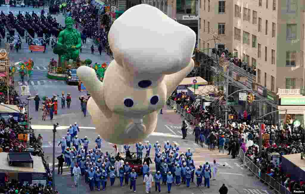 Sebuah balon hias melayang-layang di atas kerumunan orang dalam pawai Macy&#39;s Thanksgiving Day Parade di Manhattan, 22 November 2018.