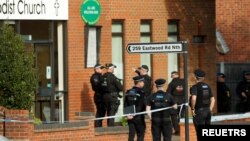 ماموران پلیس بریتانیا در مقابل ساختمان کلیسایی در لی-آن-سی که دیوید آمس در آن هدف حمله قرار گرفت