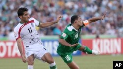 Pemain Irak, Younous Mahmood, kanan, dijegal oleh pemain Iran, Vahid Amiry, selama pertandingan perempat final Piala Asia AFC antara Iran melawan Irak di Canberra, Australia, 23 Januari 2015 (foto: AP Photo/Andrew Taylor)