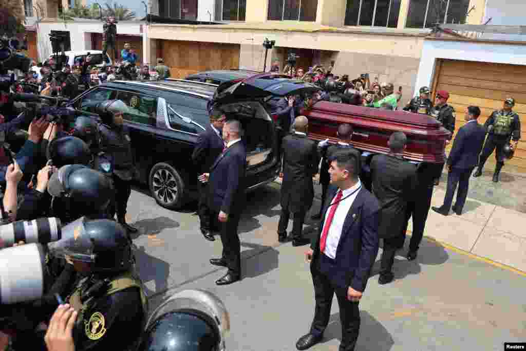 El féretro del expresidente de Perú Alberto Fujimori deja la casa de su hija para ser trasladado al Museo de la Nación, donde sus restos permanecerán hasta el sábado para un homenaje póstumo. En Lima, Perú, el 12 de septiembre de 2024