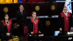 Los jueces de la Corte Suprema, de izquierda a derecha, Fanny Márquez, la presidenta Caryslia Rodríguez e Inocencio Figueroa, de pie durante una ceremonia posterior a la auditoría de la Corte de los resultados controvertidos de las elecciones presidenciales en Caracas, Venezuela.