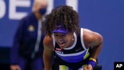 Naomi Osaka, dari Jepang, bereaksi saat final tunggal putri melawan Victoria Azarenka, dari Belarusia, saat kejuaraan tenis AS Terbuka, Sabtu, 12 September 2020, di New York. (Foto: AP)