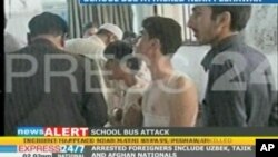 巴基斯坦電視畫面顯示傷者家屬等候消息的情況