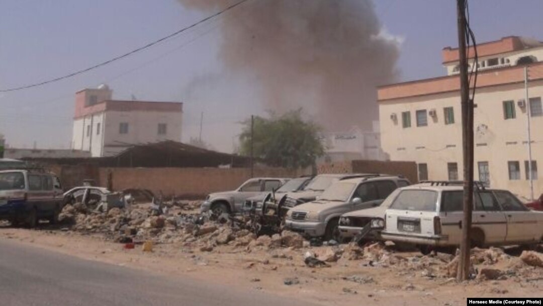 Asap membumbung dari ledakan yang menimpa sebuah gedung pemerintahan di kota Galkayothat, wilayah semi-otonom Puntland, Somalia (21/8).