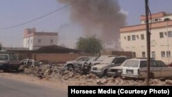 Asap membumbung dari ledakan yang menimpa sebuah gedung pemerintahan di kota Galkayothat, wilayah semi-otonom Puntland, Somalia (21/8).