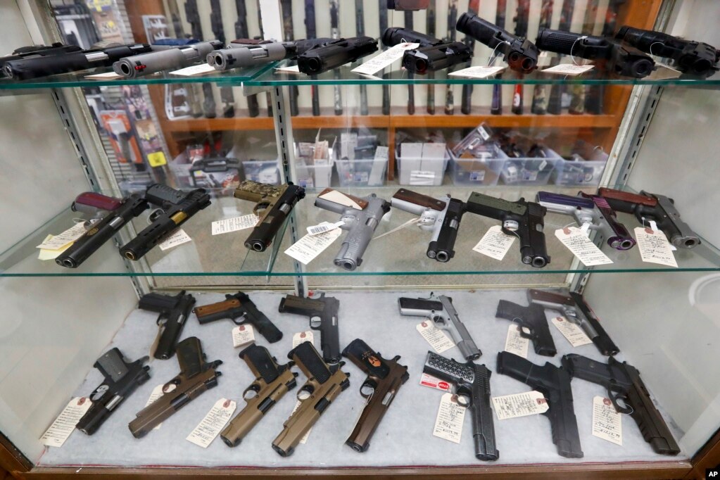 资料照：美国宾州纽卡斯尔市一家枪支商店陈设的半自动武器。（2020年3月25日）(photo:VOA)