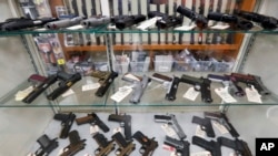 Pistol semi-otomatis dipajang di toko di New Castle. (Foto: AP)