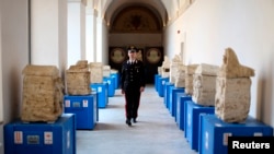Un policier italien marche dans une église, à Pérouse, Rome, 27 juin 2013.