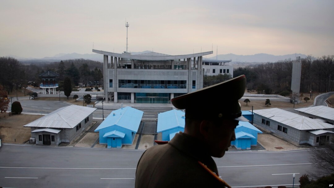 Siluet Letkol Nam Dong Ho dari Angkatan Darat Rakyat Korea menghadap desa gencatan senjata di Zona Demilitarized (DMZ) yang memisahkan dua Korea di Panmunjom, Korea Utara, 22 Februari 2016.