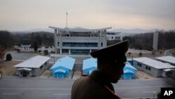 Siluet Letkol Nam Dong Ho dari Angkatan Darat Rakyat Korea menghadap desa gencatan senjata di Zona Demilitarized (DMZ) yang memisahkan dua Korea di Panmunjom, Korea Utara, 22 Februari 2016.