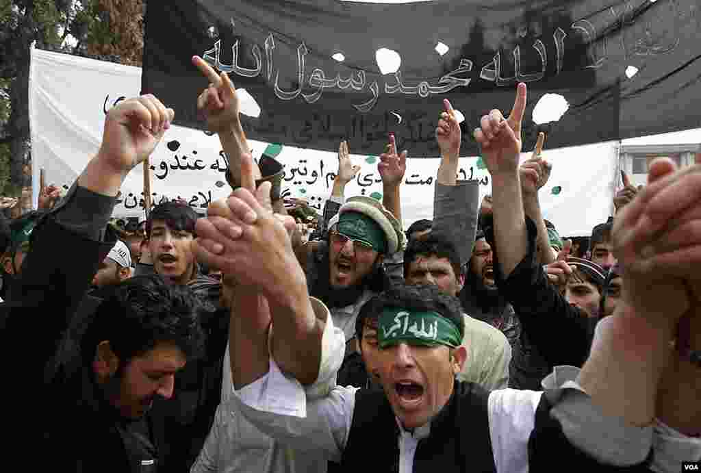 Afghan protesters shout anti U.S. slogans in Jalalabad, Afghanistan, after a U.S. soldier allegedly killed 16 civilians in Panjwai, Kandahar, March 13, 2012. (Reuters)