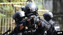 Polisi antiteror dalam latihan kontraterorisme di pelabuhan Benoa, Bali, 8 Maret 2018 (Foto: AFP)