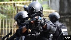 Polisi antiteror dalam latihan kontraterorisme di pelabuhan Benoa, Bali, 8 Maret 2018 (Foto: AFP)