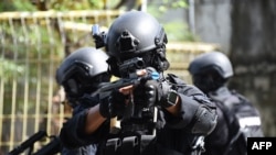 Polisi antiteror dalam latihan kontraterorisme di pelabuhan Benoa, Bali, 8 Maret 2018. (Foto: AFP)