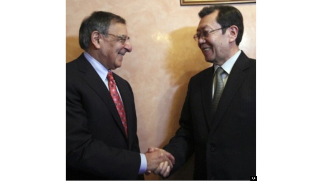 AQSh Mudofaa vaziri Leon Panetta Qirg'iziston Xavfsizlik kengashi kotibi Busurmonqul Tabaldiyev bilan, 13-mart 2012