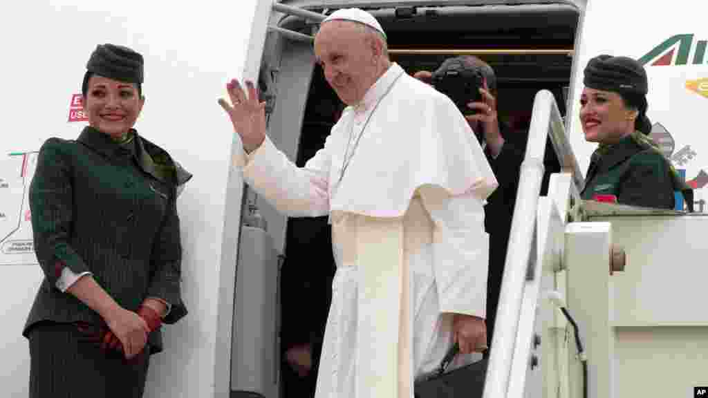 Le pape François salue la foule avant d&rsquo;entrer à bord de son avion en direction du Caire, Égypte, à l&#39;aéroport international de Fiumicino de Rome, 28 avril 2017.