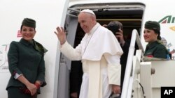 프란치스코 로마 가톨릭 교황이 28일 이집트에 도착해
손을 흔들고 있다.